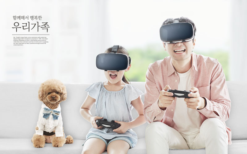 爸爸陪女儿玩VR虚拟游戏的家庭亲情场景PS素材