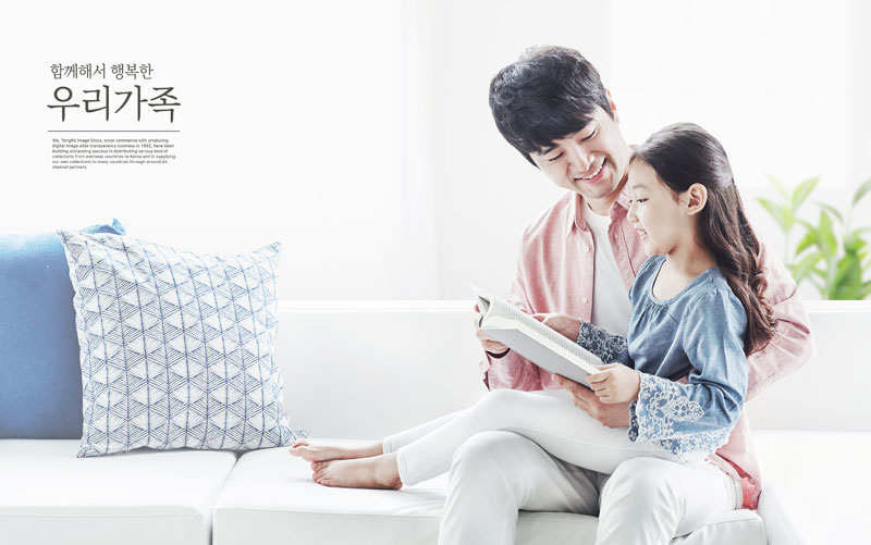 爸爸抱着女儿看书的温馨画面ps广告素材