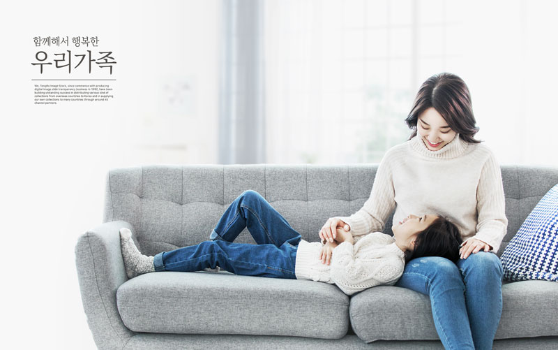 女儿枕在妈妈腿上的家庭温馨场景ps广告素材