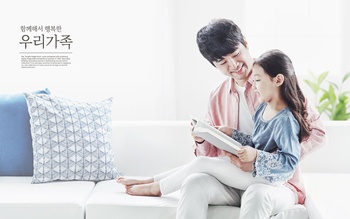 爸爸抱著女兒看書的溫馨畫面ps廣告素材