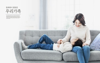 女兒枕在媽媽腿上的家庭溫馨場景ps廣告素