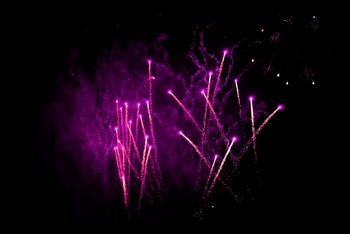 紫色烟花礼花焰火夜景广告背景图片