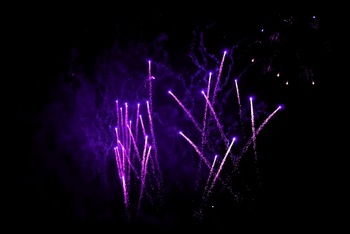 紫色烟花礼花焰火夜景广告背景图片