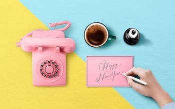 时尚电话和手写新年祝福卡片ps场景素材