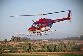 農田上噴灑農藥的直升飛機