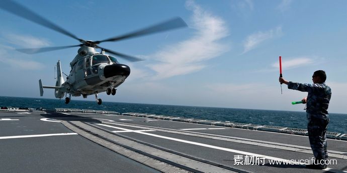 海面战舰上的直升机降落