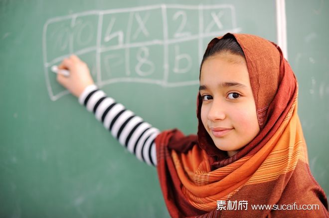 阿拉伯少女在黑板上写字