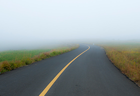 大雾天的高速公路延伸向远方