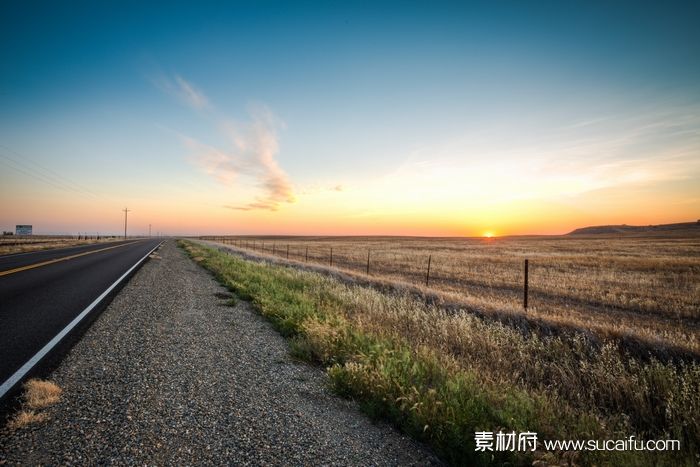 太阳落山的路边风景