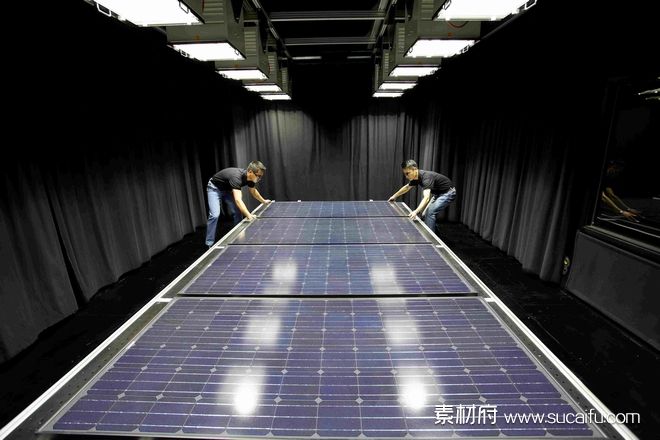 制作生产太阳能光伏板的车间