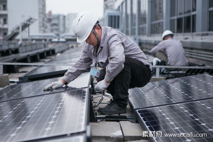 在屋顶安装太阳能光伏板的工人