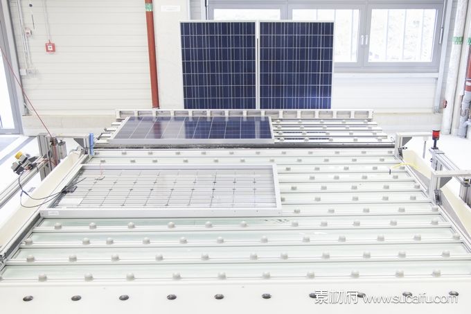 太阳能光伏板生产车间