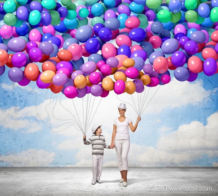 一对母子手拽一大堆彩色的气球
