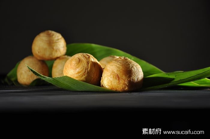 酥脆皮的月饼特写照片