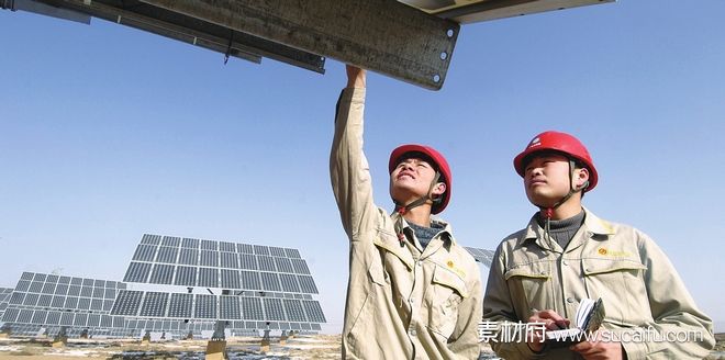 两个维修太阳能光伏板的工人