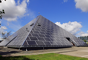 金字塔式的建筑铺满太阳能光伏板