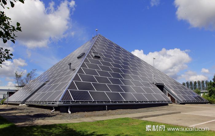 金字塔式的建筑铺满太阳能光伏板