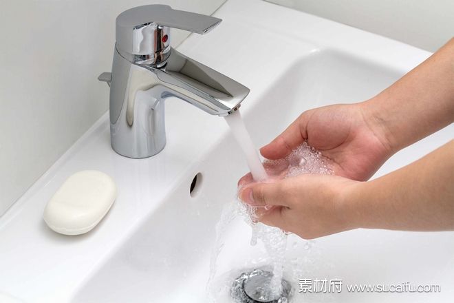 在洗手池用香皂洗手