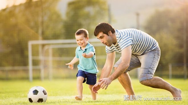 一对踢足球的快乐父子