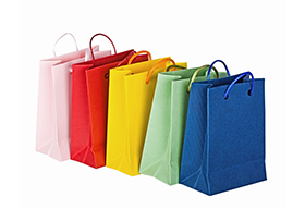 一排彩色的购物手提袋
