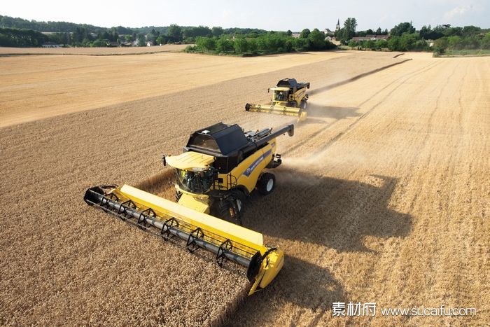 农田里收割机在收割麦子