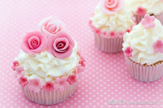 粉色的玫瑰花奶油蛋糕