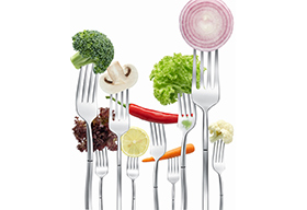 叉子舉起的各種新鮮蔬菜