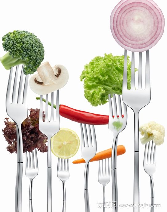 叉子举起的各种新鲜蔬菜
