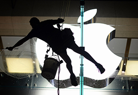 洗刷苹果公司logo前的玻璃墙