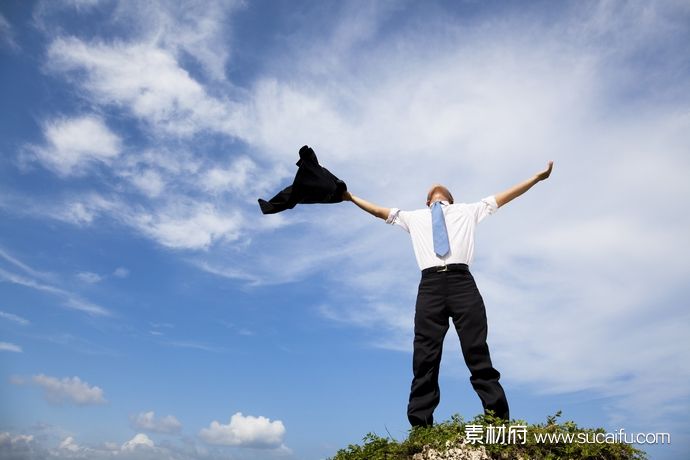 向天空大声呼喊的男人