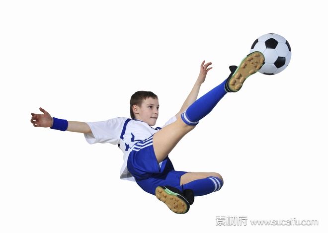 踢足球的少年