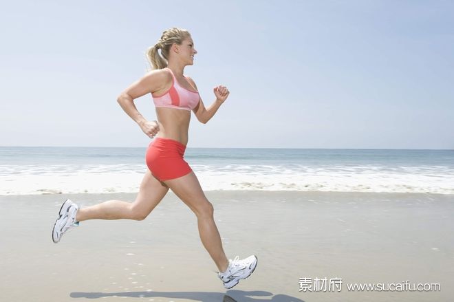在海边沙滩上奔跑的女人