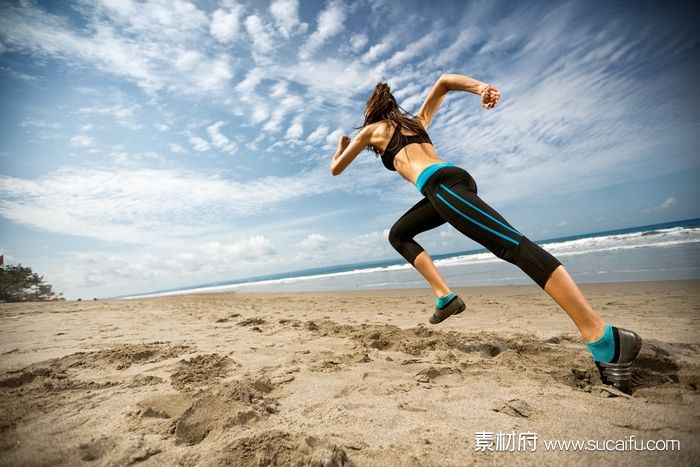 在海边沙滩上奔跑的美女