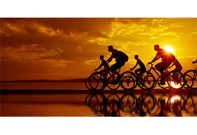 夕阳下一群骑自行车的人