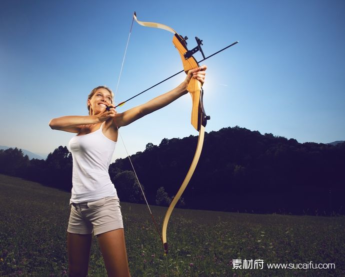 女运动员拉弓射箭的姿势