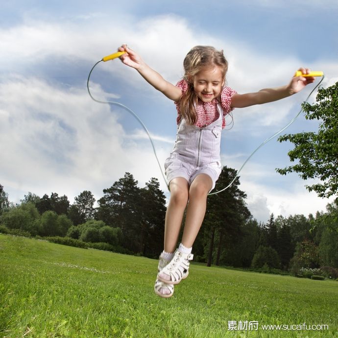 在草坪上跳绳的小女孩