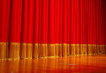 仰视闭着的舞台上的红幕布