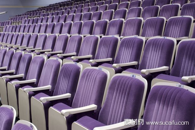 电影院空着的紫色座位