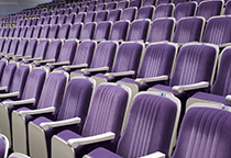 电影院空着的紫色座位