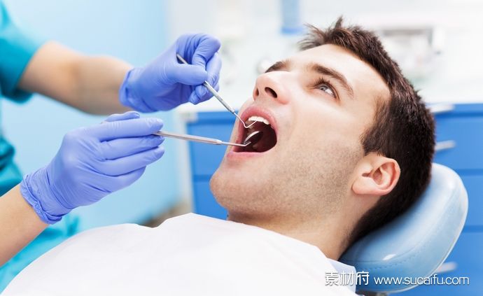 牙医在给患者做口腔检查