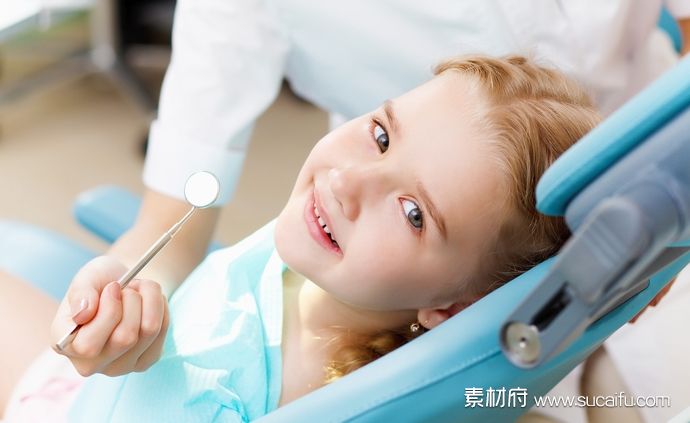 在牙科检查牙齿的小姑娘